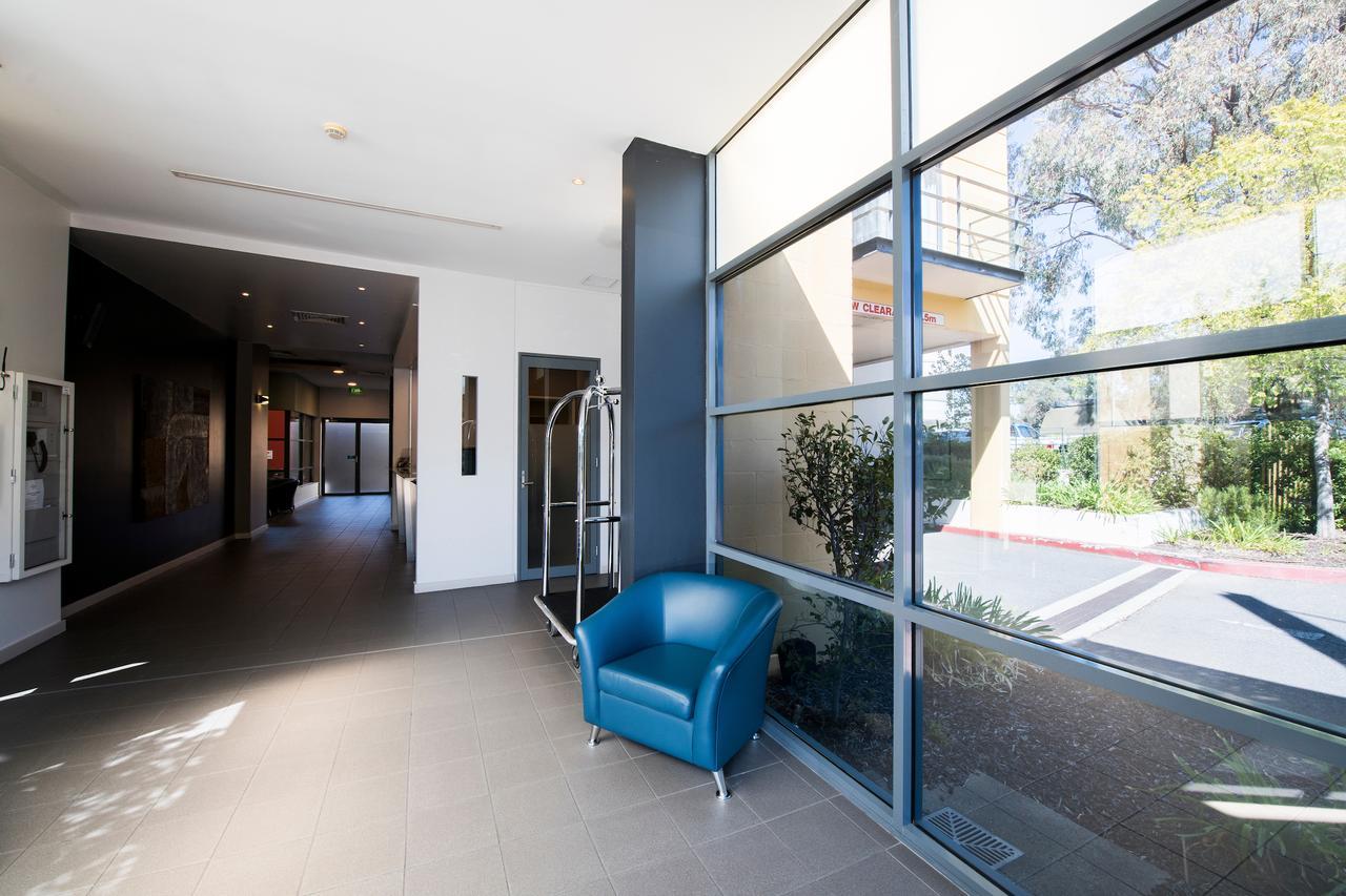 The Woden Hotel Phillip Екстер'єр фото