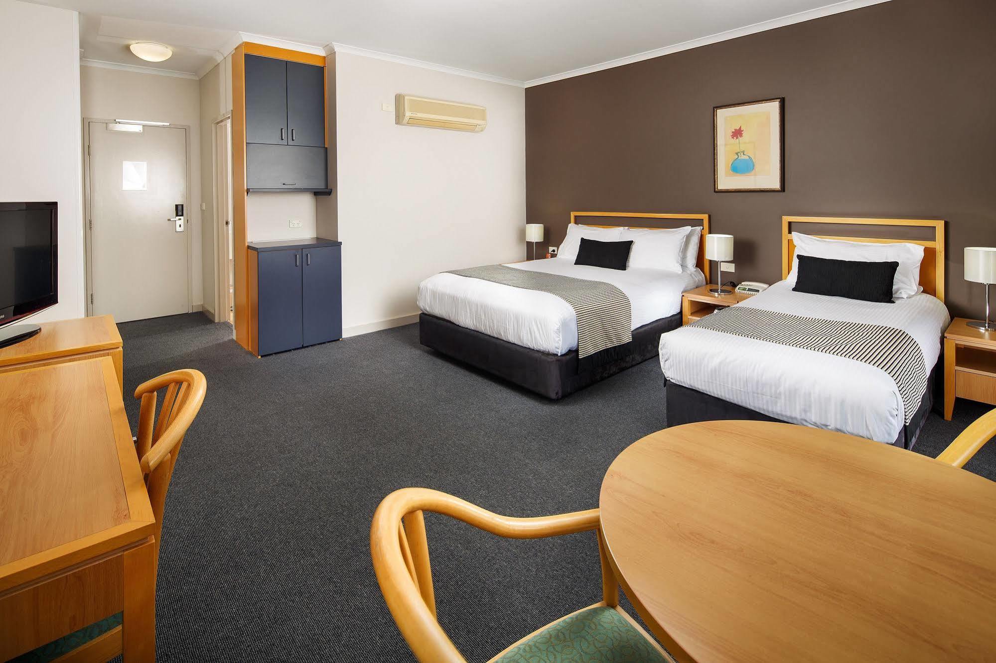 The Woden Hotel Phillip Екстер'єр фото