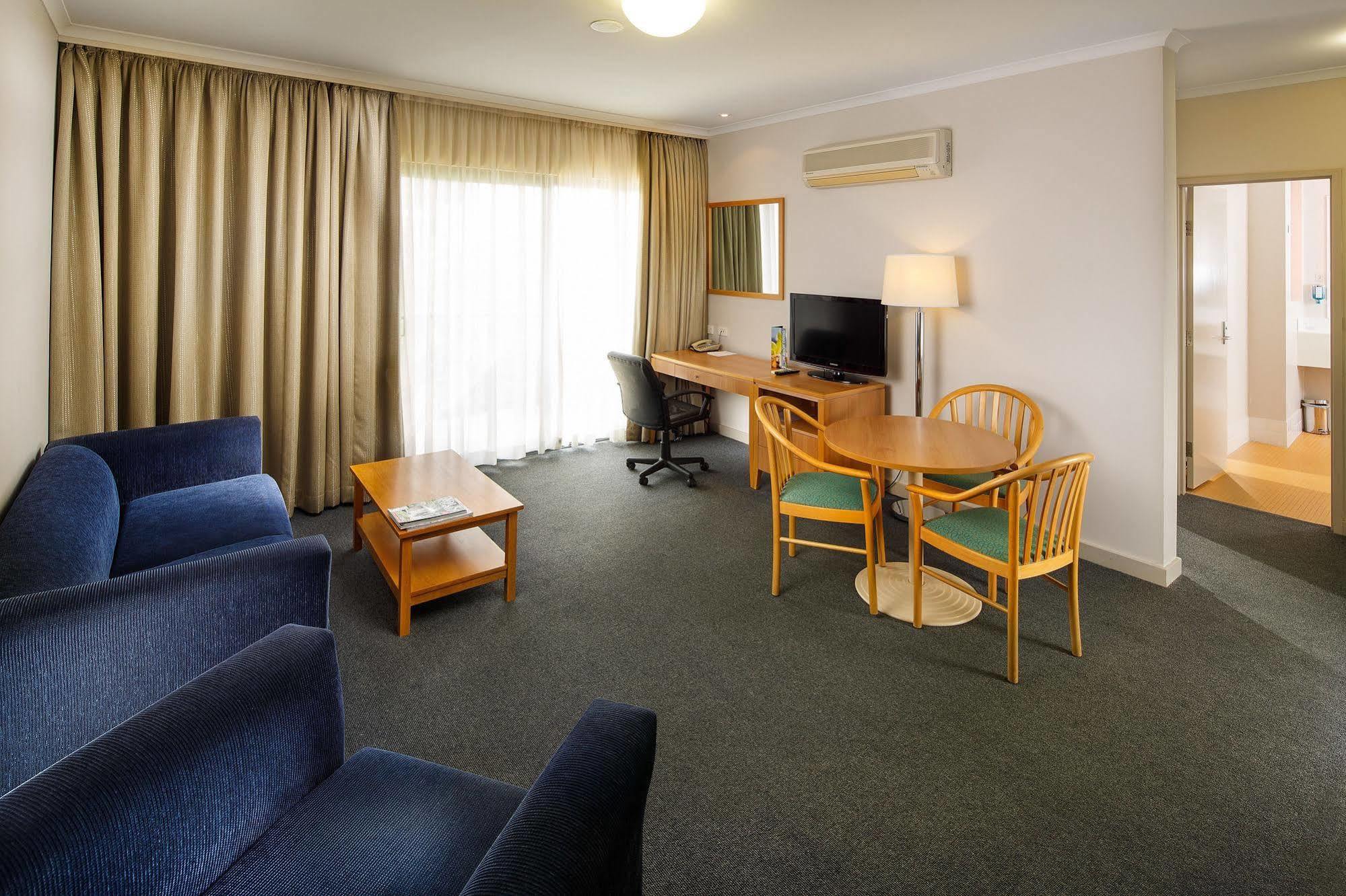 The Woden Hotel Phillip Екстер'єр фото