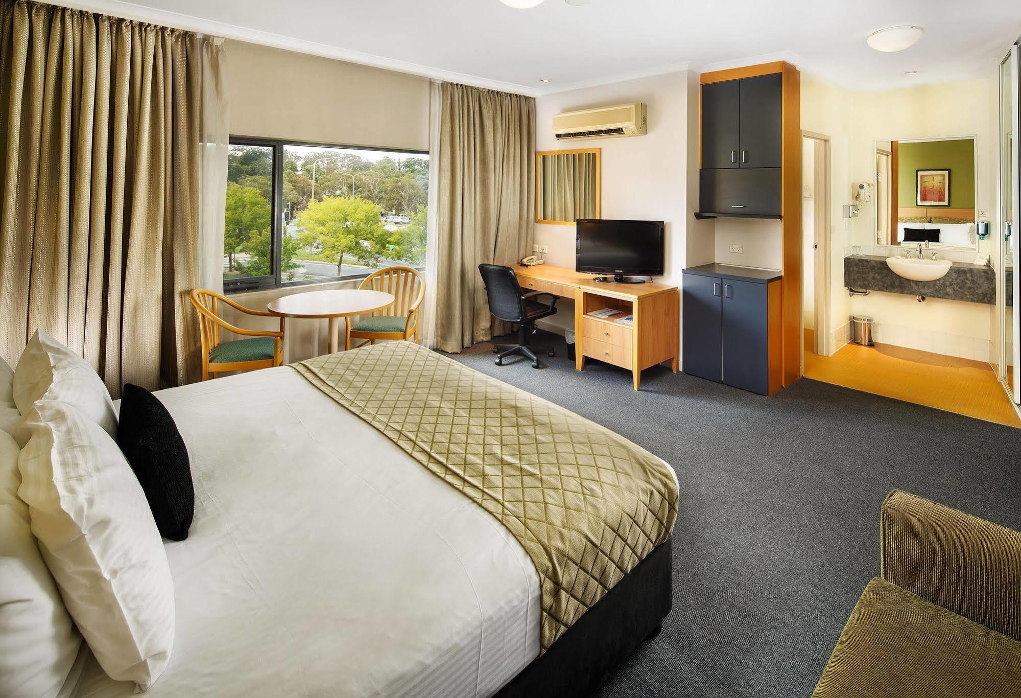 The Woden Hotel Phillip Екстер'єр фото